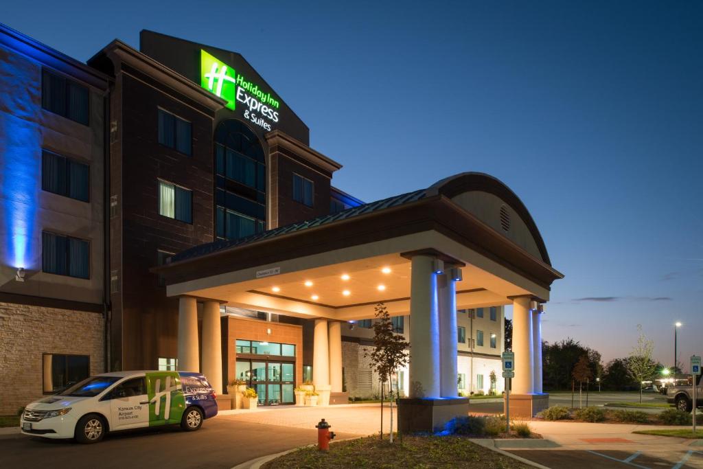 Holiday Inn Express & Suites Kansas City Airport an IHG Hotel Main image 1