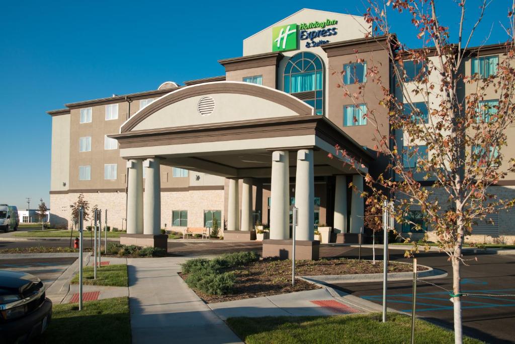 Holiday Inn Express & Suites Kansas City Airport an IHG Hotel Main image 2